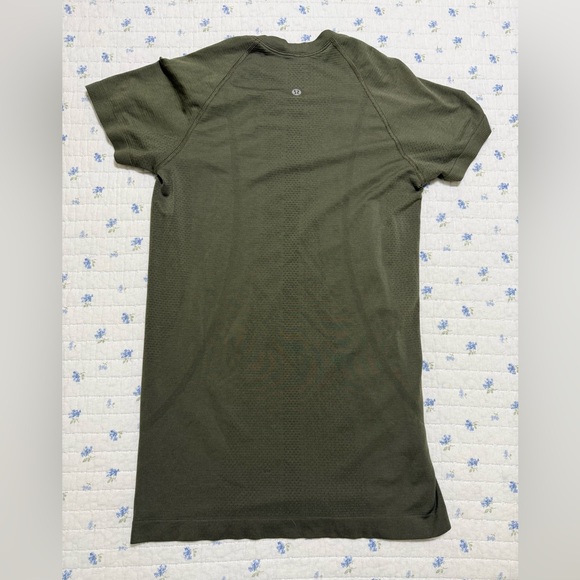 Lululemon Swiftly Short Sleeve Tech Short Sleeve Tee Size 6 Army Green Top - Picture 2 of 3